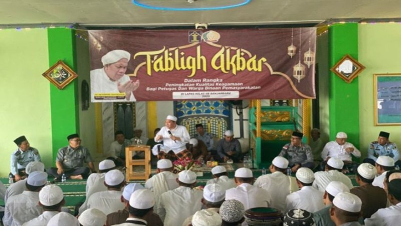 Penceramah KH Muhammad Zhofaruddin atau akrab disapa Guru Udin dari Samarinda memberikan tausiyah kepada ribuan warga binaan Lapas Kelas II B Banjarbaru, Selasa (11/7/2023). (ANTARA/HO-Humas Lapas Banjarbaru)