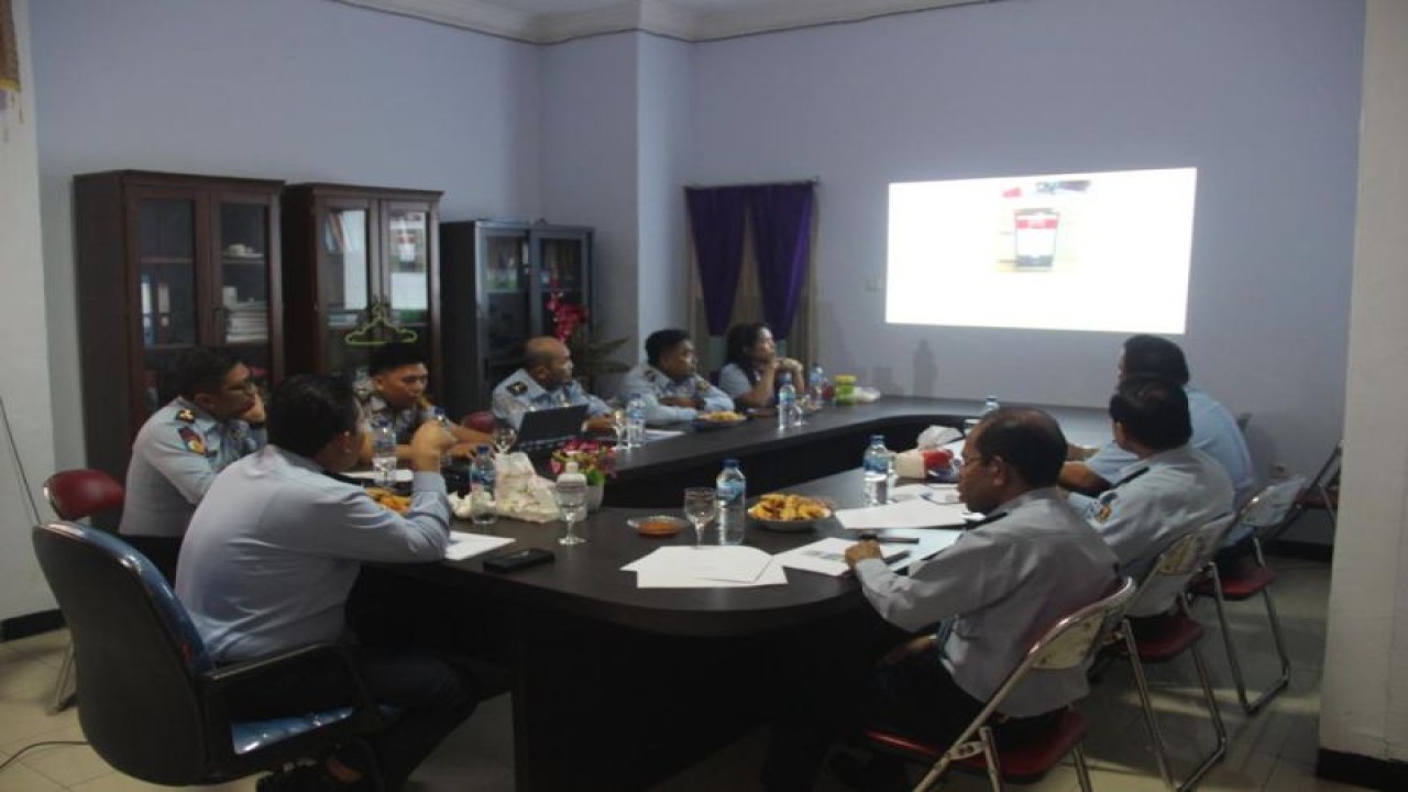 Kanwil Kemenkumham Sulteng mengadakan rapat internal guna mengevaluasi dan meningkatkan P2HAM di provinsi itu yang berlangsung di Kantor Wilayah Kemenkumham Sulteng, Senin (10/7/2023). ANTARA/HO-Humas Kemenkumham Sulteng.
