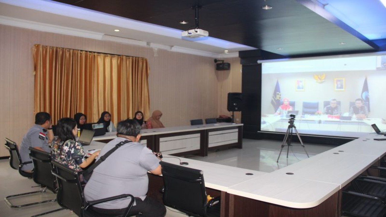 Kepala Sub Bidang Pemajuan HAM Kanwil Kemenkumham Sulteng Suzana Eva Silo dan jajaran mengikuti kegiatan secara virtual, di Palu, Kamis (27/7/2923). ANTARA/HO-Humas Kemenkumham Sulteng.