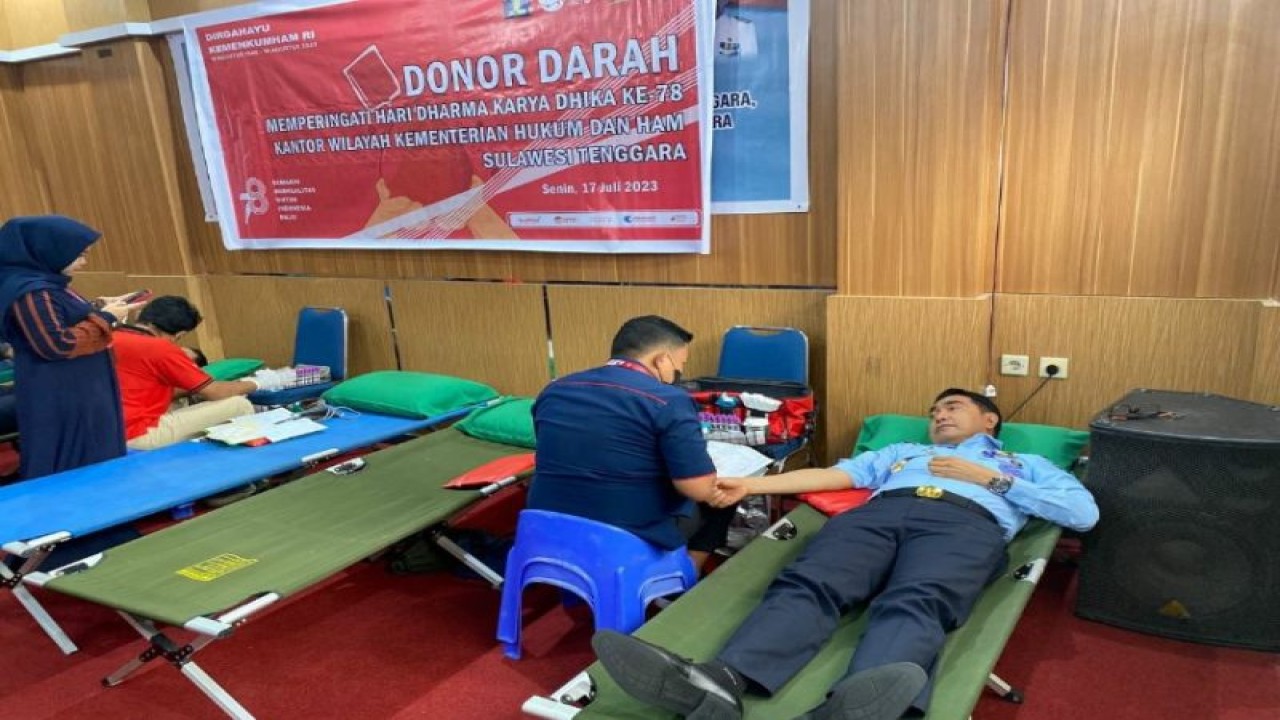 Kemenkumham Sultra gelar donor darah bantu ketersediaan stok di Kendari, Senin (17/7/2023) (ANTARA/HO-Humas Kemenkumham Sultra)