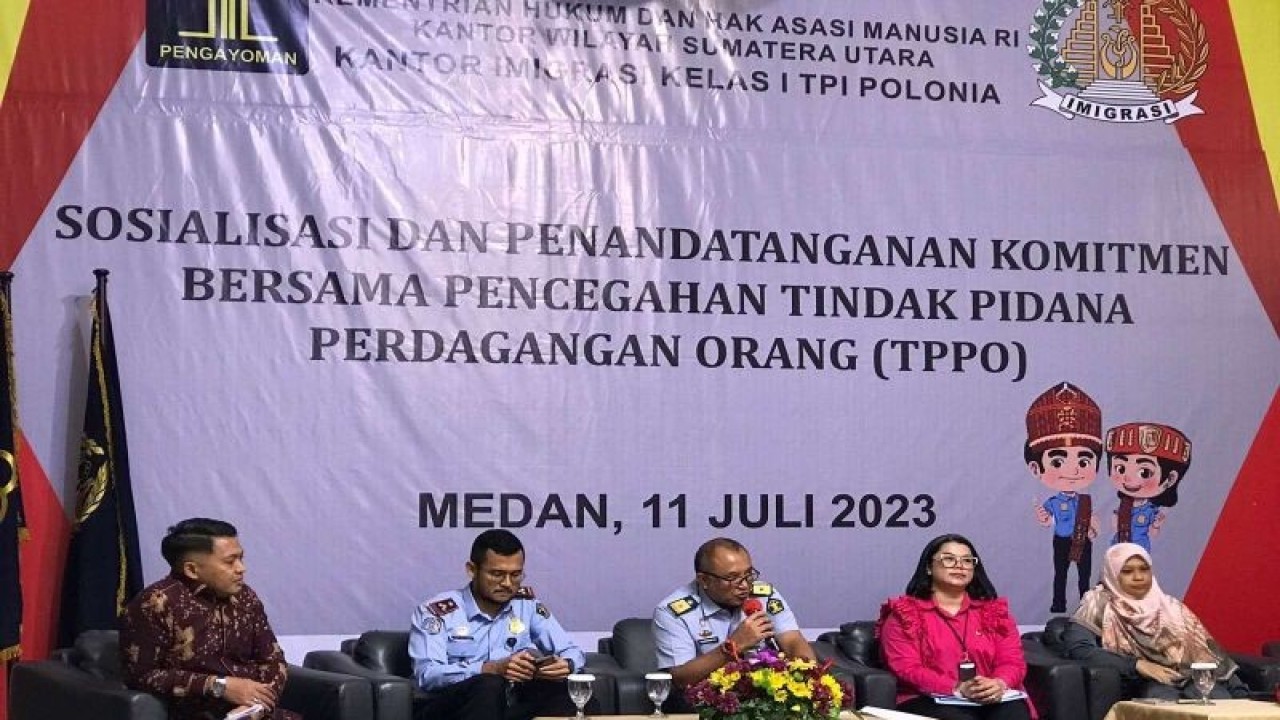Kepala Divisi Keimigrasian Kemenkumham Sumut, Ignatius Purwanto (nomor tiga kanan) memberikan arahan mengenai Tindak Pidana Perdagangan Orang (TPPO) melalui Unit Pelaksana Teknis (UPT) Imigrasi jajarannya, Selasa (11/7/2023). (ANTARA/HO-Humas Kemenkumham Sumut))