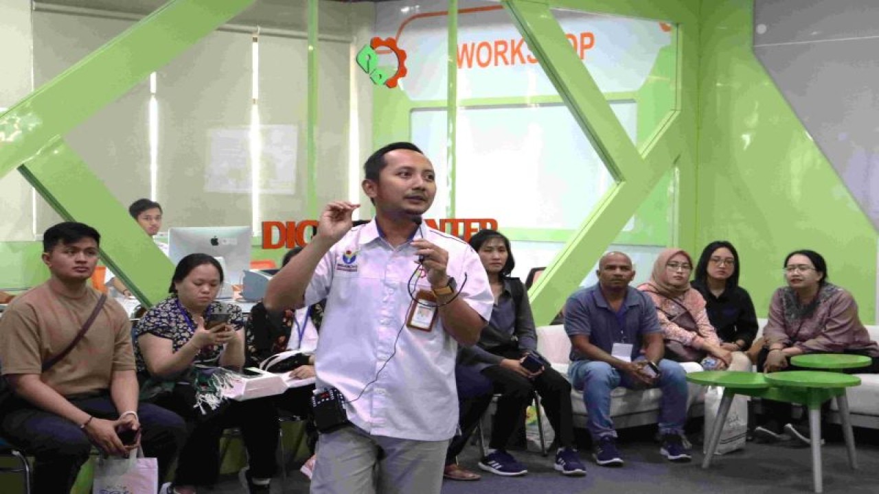 Para peserta delegasi Colombo Plan mengikuti "knowledge sharing" tentang teknologi Adaptive Monitoring System (AiMS) yang dapat mendukung industri berkelanjutan saat mengunjungi Balai Besar Standardisasi dan Pelayanan Jasa Pencegahan Pencemaran Industri (BBSPJPPI) di Semarang, Jawa Tengah. ANTARA/HO-Kementerian Perindustrian.
