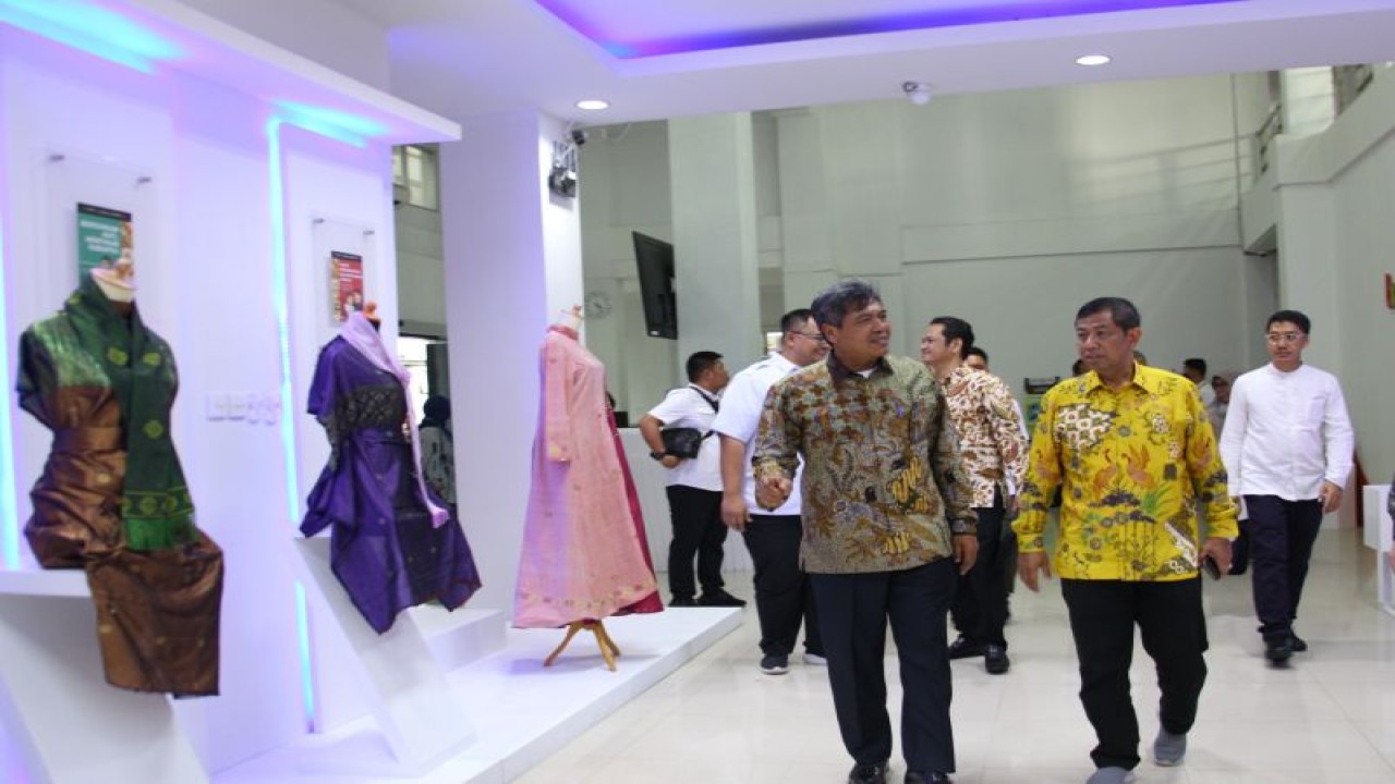 Kepala Badan Pengembangan Sumber Daya Manusia Industri (BPSDMI) Kementerian Perindustrian Masrokhan (kanan) bersama Plt. Sekretaris Jenderal Kemenperin, Putu Juli Ardika (kiri) meninjau fasilitas di BDI Padang, Sumatera Barat. (ANTARA/HO Kementerian Perindustrian)