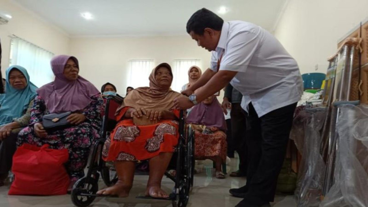 Kepala Sentra Terpadu Kartini Temanggung Kemensos RI Iyan Kusmadiana menyapa pada warga lanjut usia yang menerima bantuan alat bantu dan modal usaha, di Pekalongan, Kamis (6/7/2023). (ANTARA/Kutnadi)