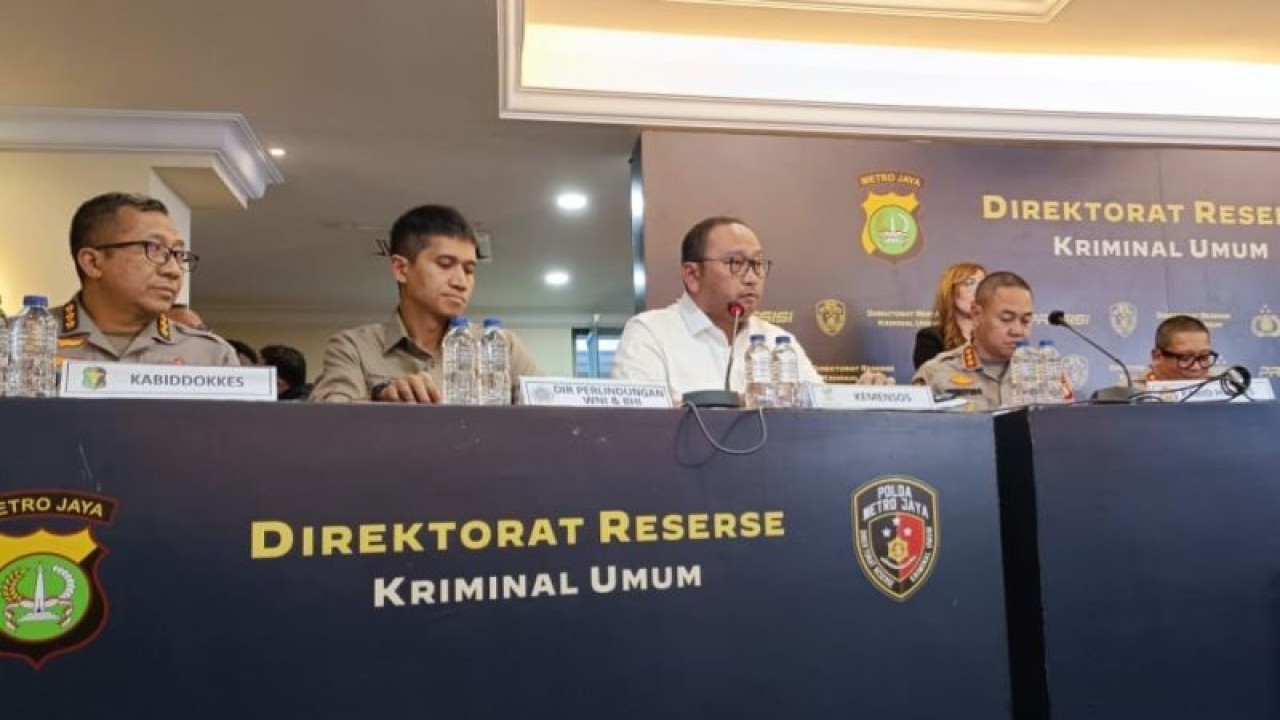 Direktur Jenderal Perlindungan dan Jaminan Sosial Kemensos RI Ruben Rico (tiga dari kiri) pada konferensi pers di Polda Metro Jaya, Jakarta, pada Kamis (20/7/2023). (ANTARA/Ilham Kausar)