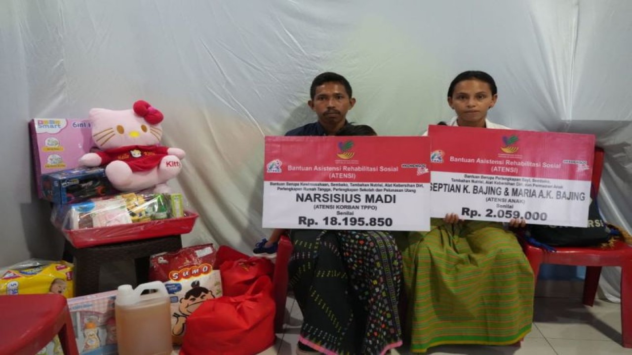 Kementerian Sosial RI memberikan sejumlah bantuan pemberdayaan bagi korban tindak pidana perdagangan orang (TPPO) di Kabupaten Manggarai Timur, NTT, Kamis (20/7/2023). (ANTARA/HO-Kemensos RI)