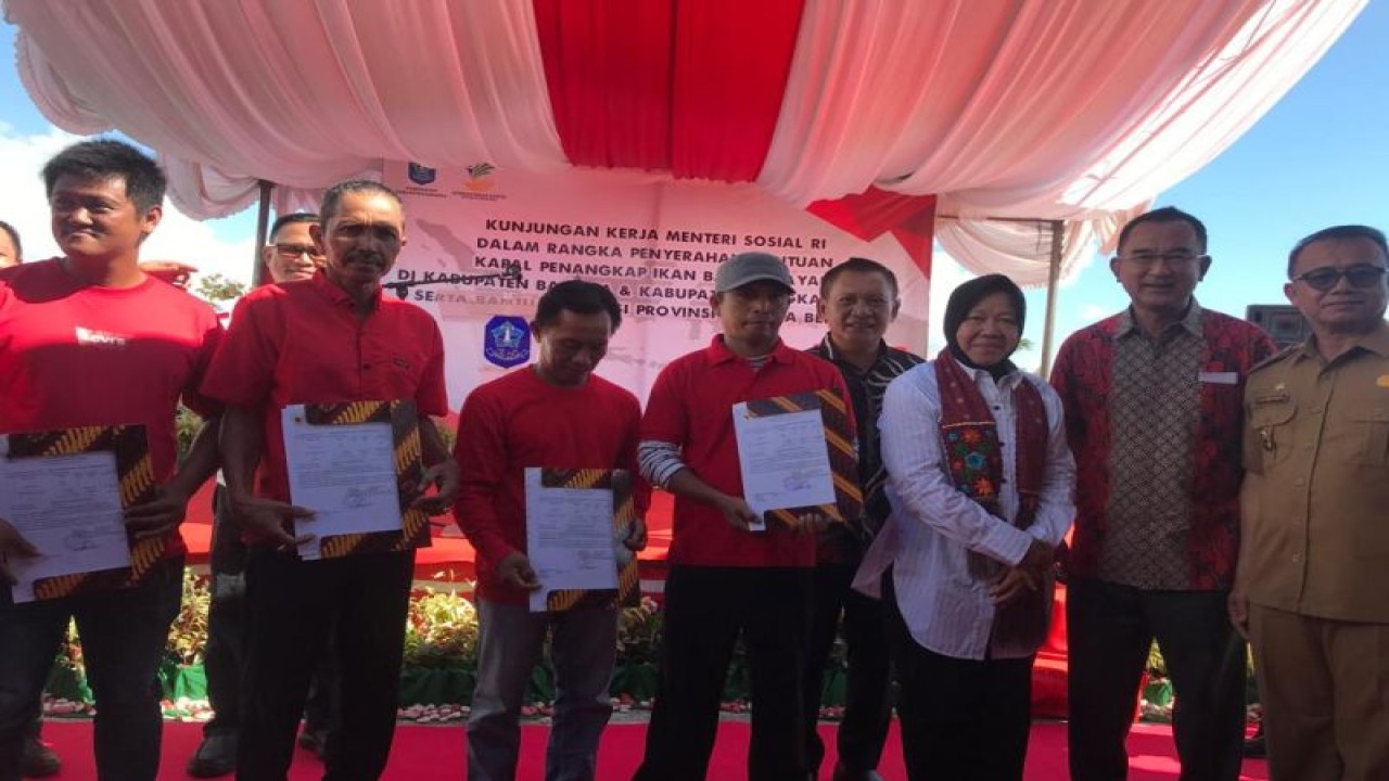 Penyerahan sertifikat kelaikan kapal bantuan Kementerian Sosial kepada para nelayan di wilayah Lingkungan Nelayan 1, Sungailiat, Kabupaten Bangka, Bangka Belitung, Selasa (4/7/2023). (ANTARA/Devi Nindy)