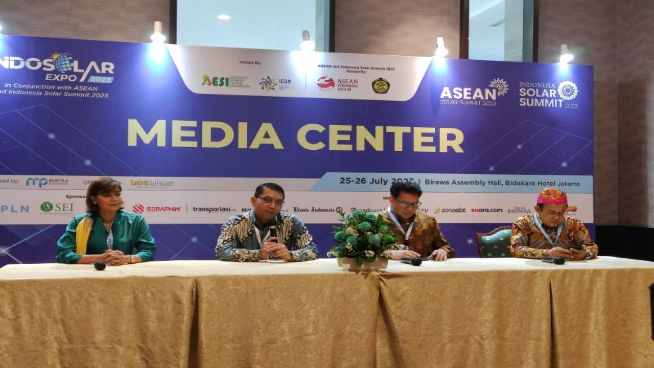 Direktur Jenderal Energi Baru, Terbarukan, dan Konservasi Energi (EBTKE) Kementerian ESDM Dadan Kusdiana (kedua kiri) dan Ketua Umum Asosiasi Energi Surya Indonesia (AESI) Fabby Tumiwa (kedua kanan) dalam konferensi pers di sela Indosolar 2023 di Jakarta, Selasa (25/7/2023). ANTARA/Ade Irma Junida.