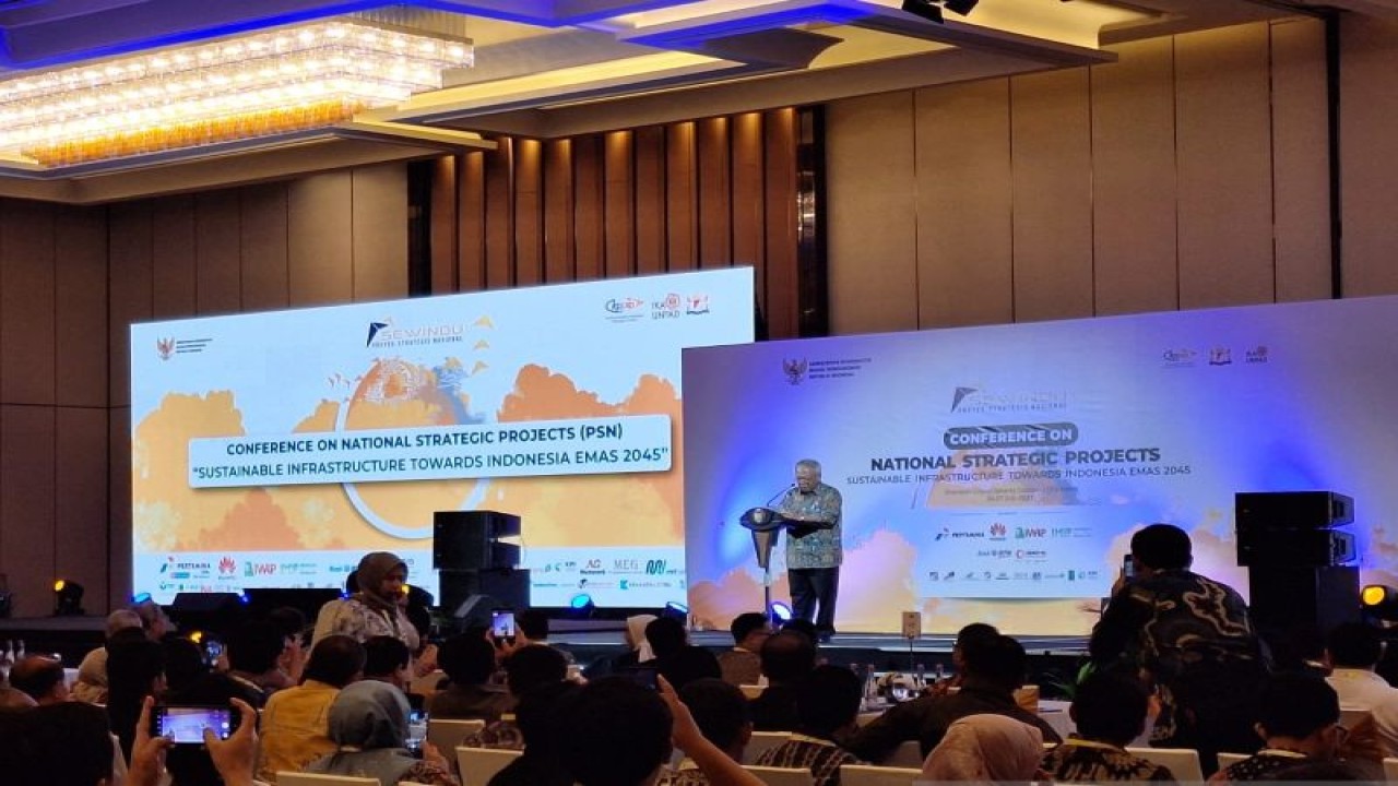 Menteri PUPR RI Basuki Hadimuljono saat memaparkan perkembangan penyelesaian PSN dalam acara 'Conference on National Strategic Projects (PSN)' di Jakarta, Rabu (26/7/2023) (ANTARA/Bayu Saputra)