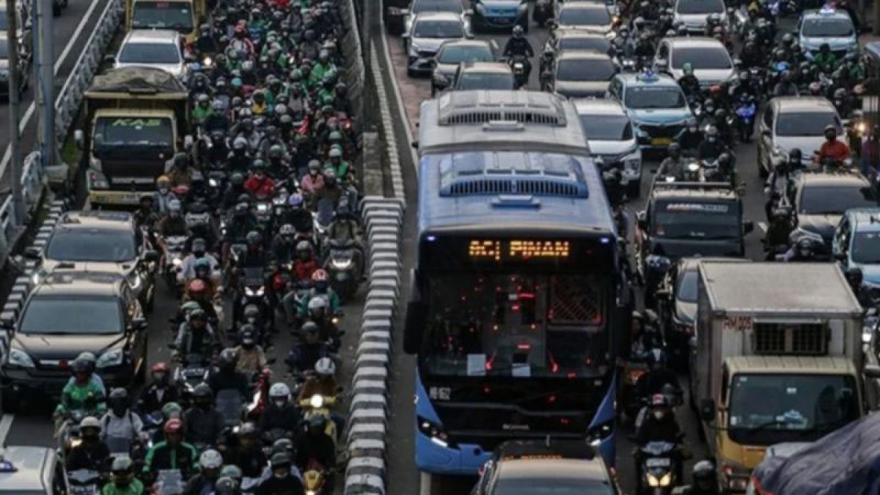 Sejumlah kendaraan terjebak kemacetan pada jam pulang kerja di Jalan Gatot Subroto, Jakarta, Selasa (9/5/2023). ANTARA FOTO/Fauzan/YU/aa