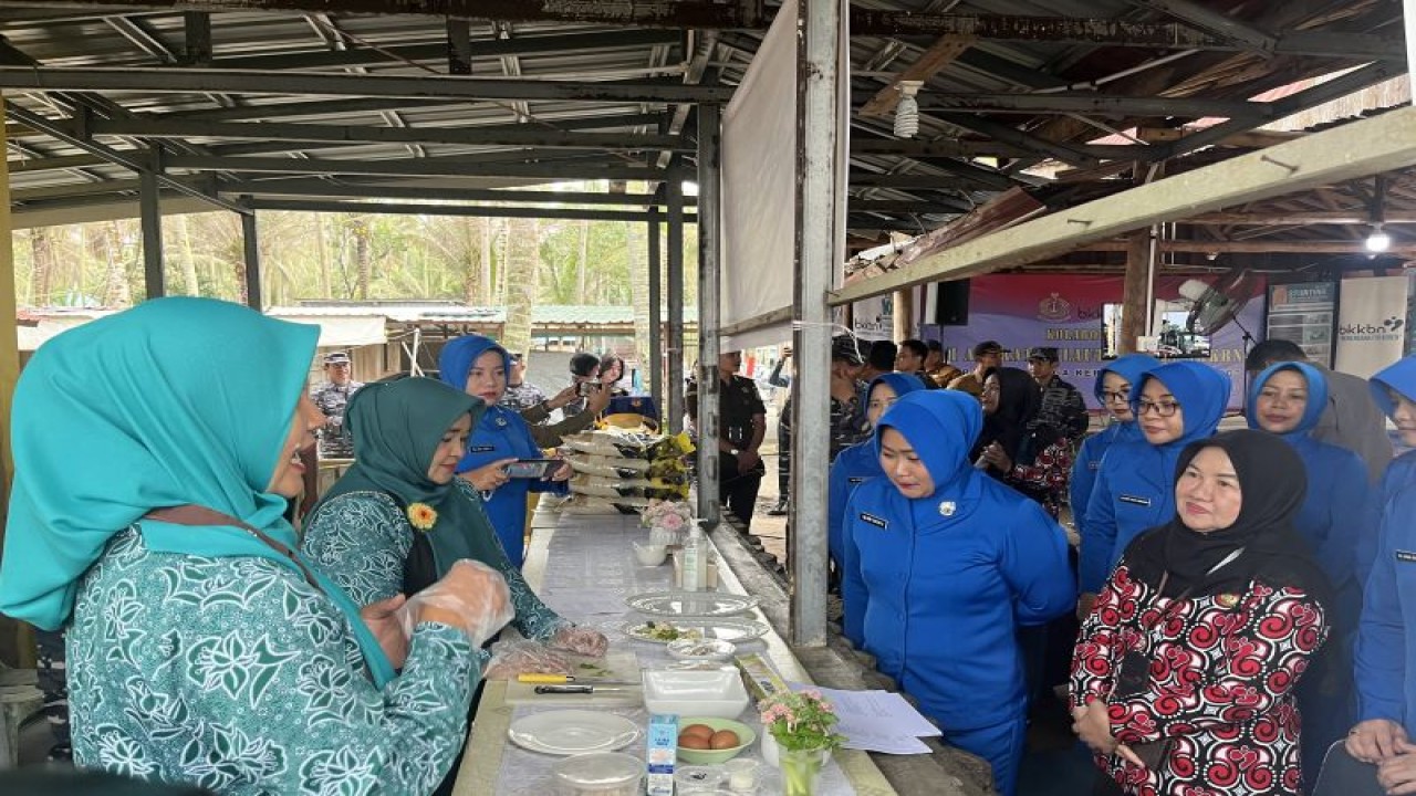 Kepala BKKBN Kepri Rohina (kanan) meninjau Program Dashat. (ANTARA/Jessica)