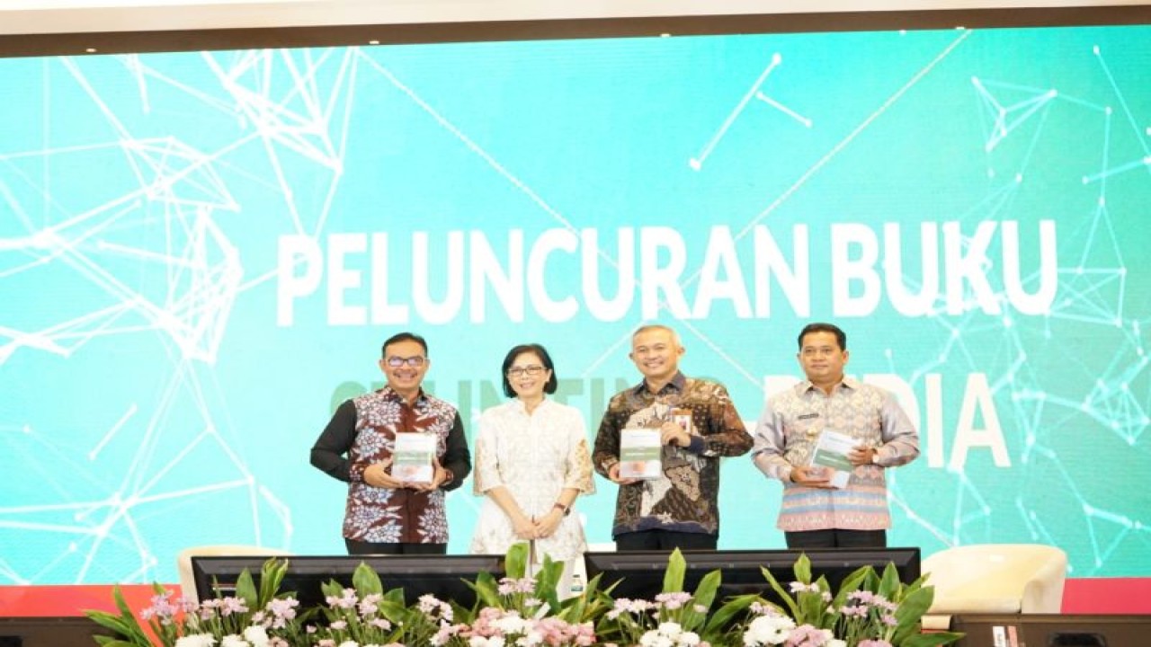 Kepala BKKBN Hasto Wardoyo (kiri) dalam Temu Kerja Tim Percepatan Penurunan Stunting (TPPS) di Banyuasin, Sumatera Selatan (3/7/2023). (ANTARA/HO-BKKBN)