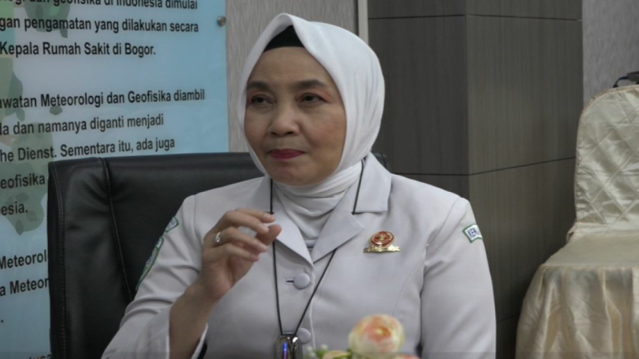 Kepala BMKG Dwikorita Karnawati ditemui Kantor Pusat BMKG Jakarta, Selasa (18/7/2023). (ANTARA/Devi Nindy)