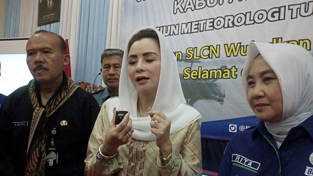 Dari kiri ke kanan: Asisten Perekonomian dan Pembangunan Sekda Cilacap M. Wijaya (kiri), anggota Komisi V DPR RI Novita Wijayanti (tengah), dan Kepala BMKG Dwikorita Karnawati (kanan) memberi keterangan pers usai pembukaan Sekolah Lapang Cuaca Nelayan (SLCN) Tahun 2023 di Cilacap, Kamis (20/7/2023). ANTARA/Sumarwoto