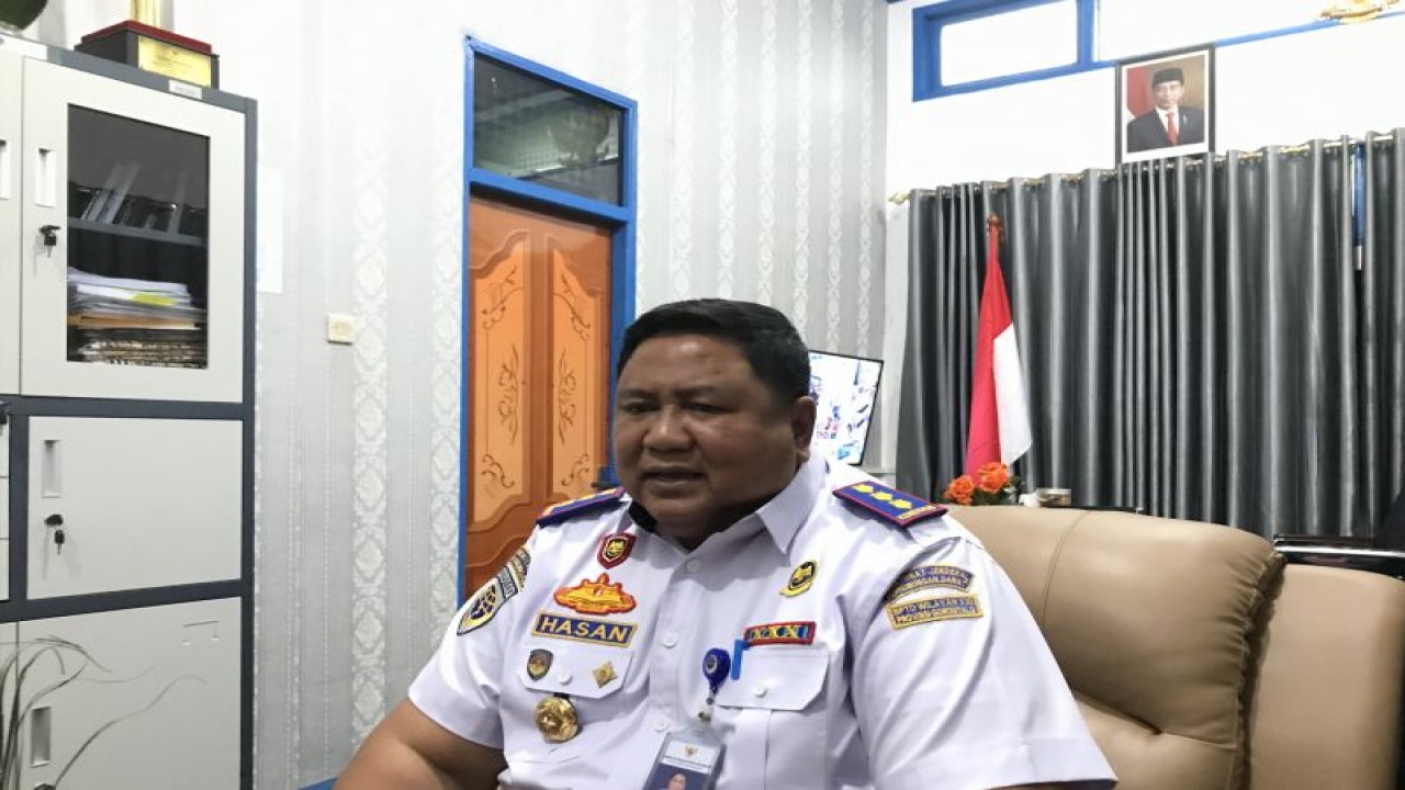 Kepala BPTD Maluku, Hasan Bisri, di Ruang Kerjanya, Ambon, Senin. (ANTARA/Winda Herman)
