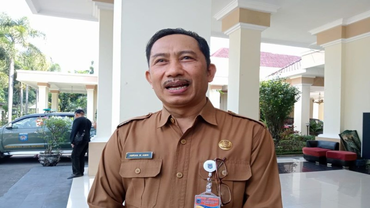 Kepala Dinas Kependudukan dan Pencatatan Sipil (Dukcapil) Kota Mataram H Amran M Amin. (ANTARA/Nirkomala)