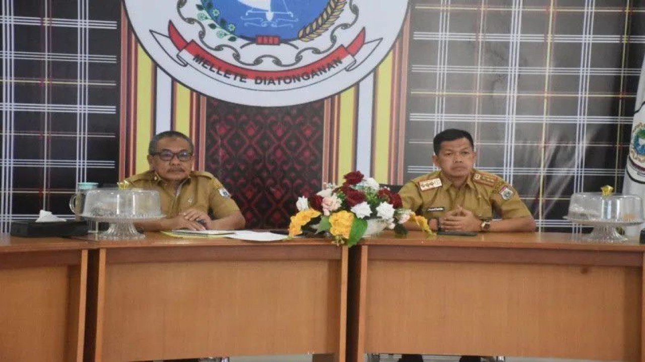 Kepala Dinas Ketahanan Pangan Sulbar Abdul Waris Bestari (kiri). (ANTARA/HO/Diskominfo Sulbar)