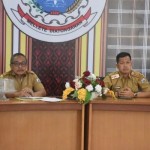 Kepala Dinas Ketahanan Pangan Sulbar Abdul Waris Bestari (kiri). (ANTARA/HO/Diskominfo Sulbar)-1689064273