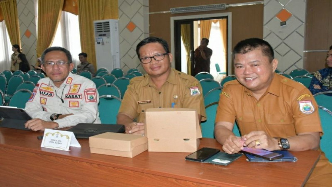Kepala Dinas Komunikasi, Informatika, Statistik dan Persandian Provinsi Sulbar Mustari Mula (kanan). (ANTARA/HO-Diskominfo Sulbar).