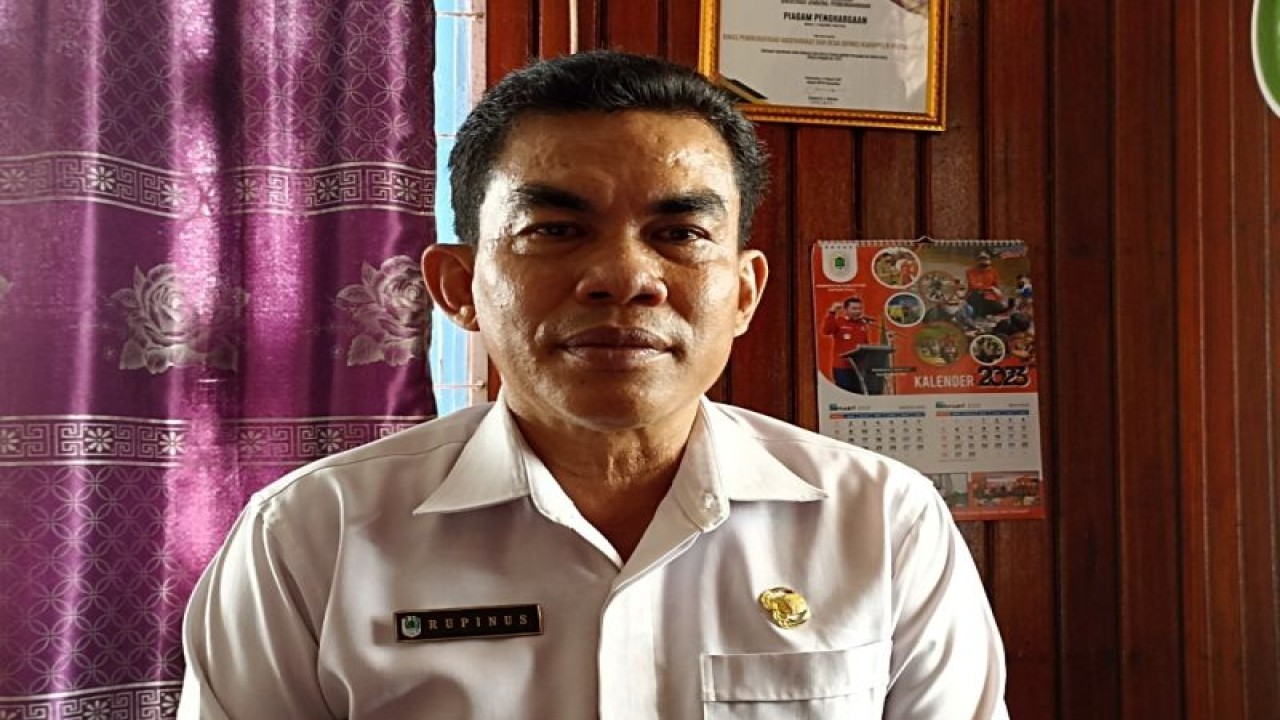 Kepala Dinas Pemberdayaan Masyarakat dan Desa Kapuas Hulu Rupinus. ANTARA (Teofilusianto Timotius)