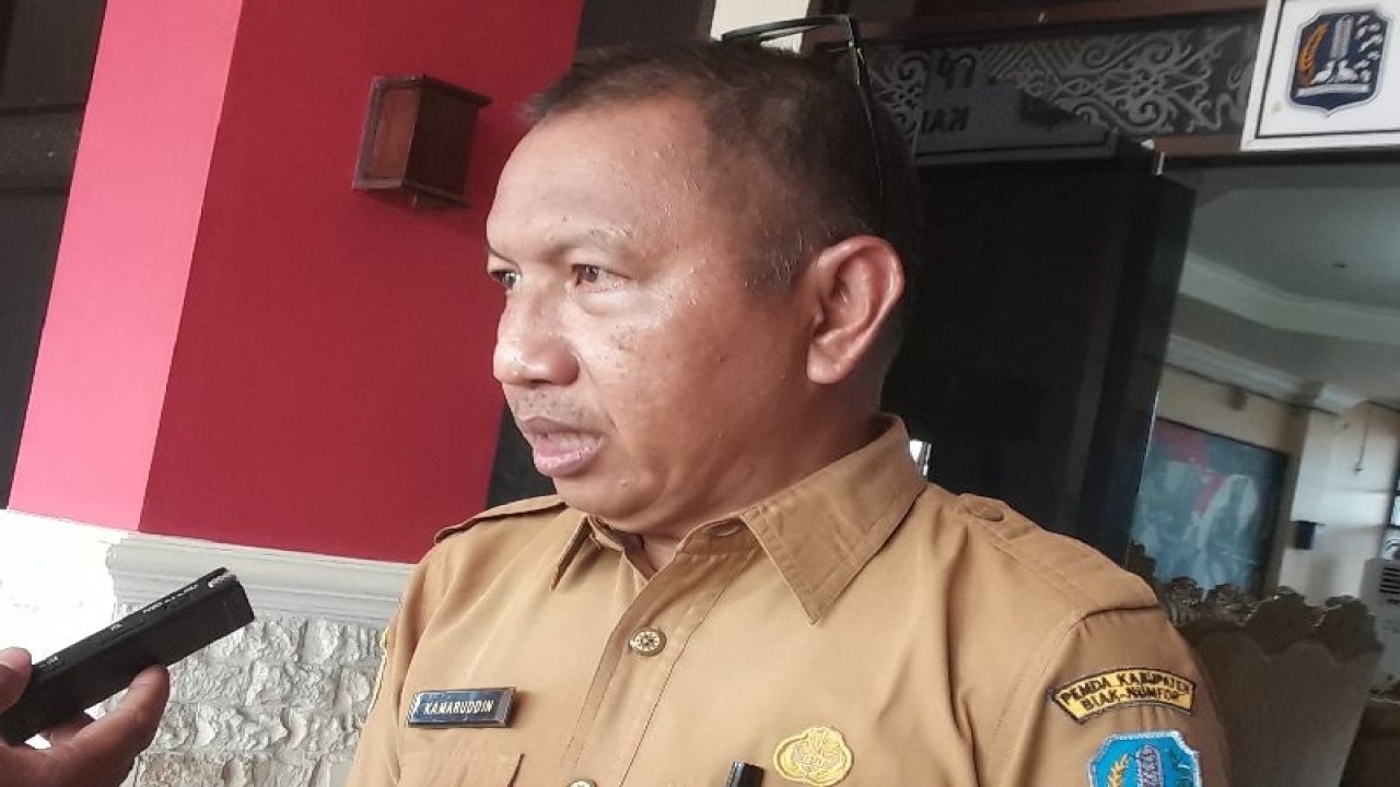 Kepala Dinas Pendidikan dan Kebudayaan Biak Numfor, Papua Kamaruddin S.Pd (.ANTARA/ Muhsidin)