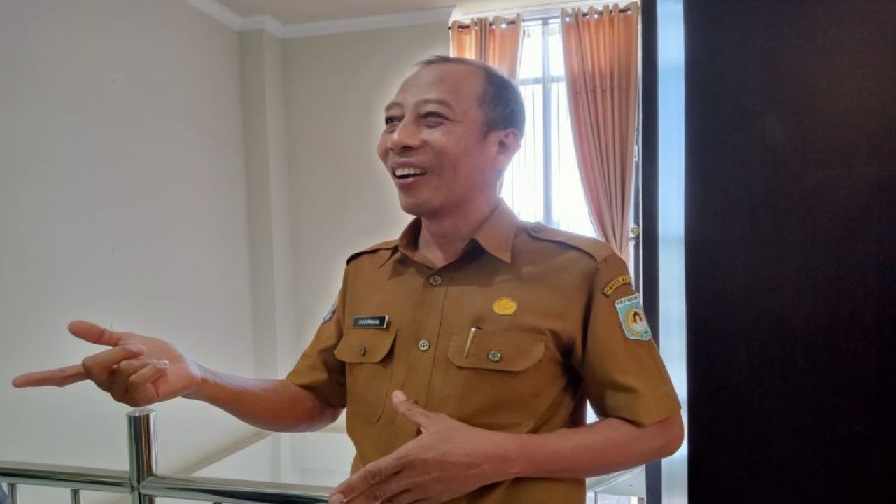 Kepala Dinas Sosial Kota Mataram Sudirman. (ANTARA/Nirkomala)