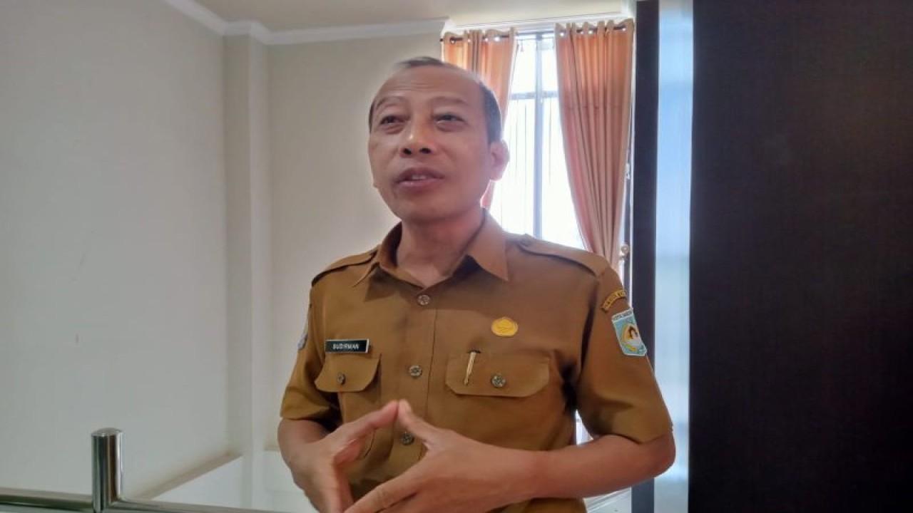 Kepala Dinas Sosial Kota Mataram Sudirman. (ANTARA/Nirkomala)