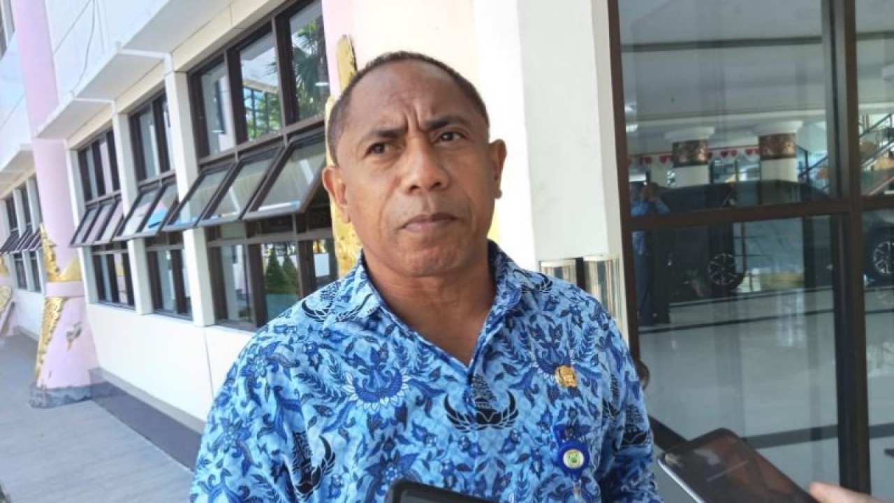 Kepala Diskominfo Provinsi Papua Barat Frans P Istia saat ditemui ANTARA Manokwari, Jumat. (ANTARA/Fransiskus Salu Weking)