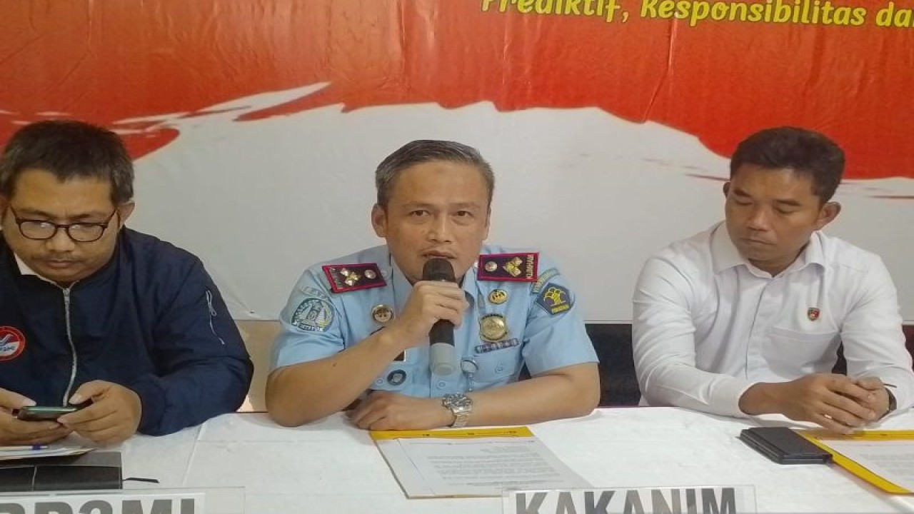 Kepala Kantor Imigrasi Khusus TPI Batam Subki Muildi (tengah) (ANTARA/Yude)