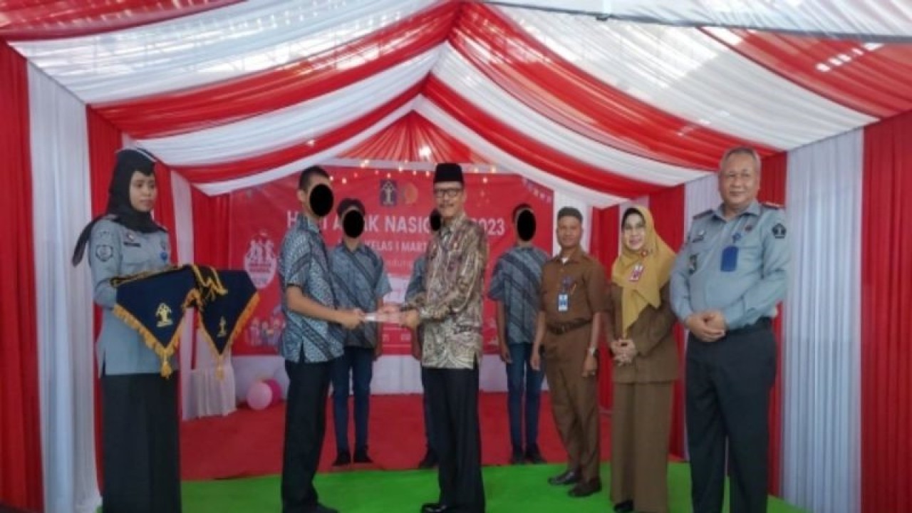 Kepala Kanwil Kemenkumham Kalsel Faisol Ali saat menyerahkan remisi kepada anak binaan LPKA Kelas I Martapura. (ANTARA/Firman)