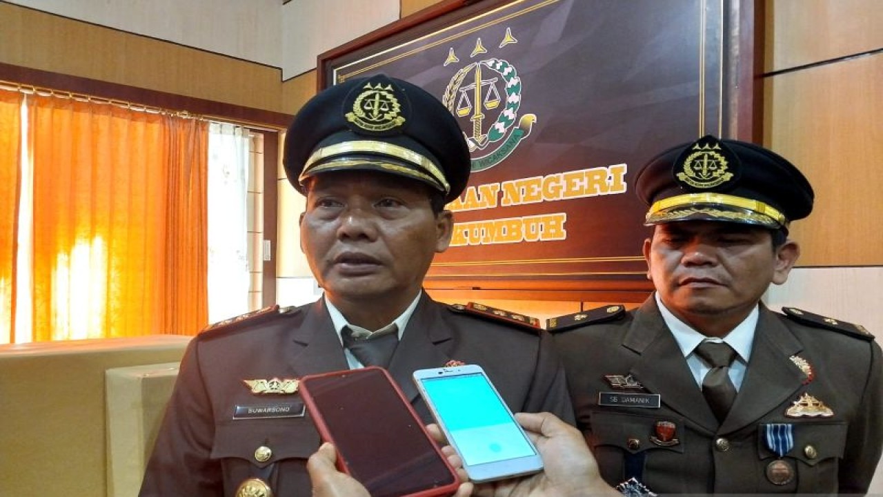 Kepala Kejari Payakumbuh Suwarsono didampingi Kasi Pidsus Saut Berhard Damanik. ANTARA/Akmal Saputra