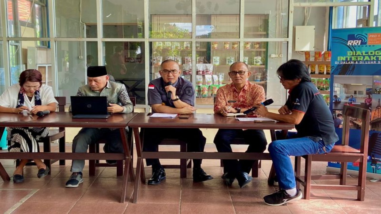 Kepala Kemenkumham Sulut Ronald Lumbuun (tengah) saat menyampaikan materi. ANTARA/HO-Humas Kemenkumham Sulut (1)