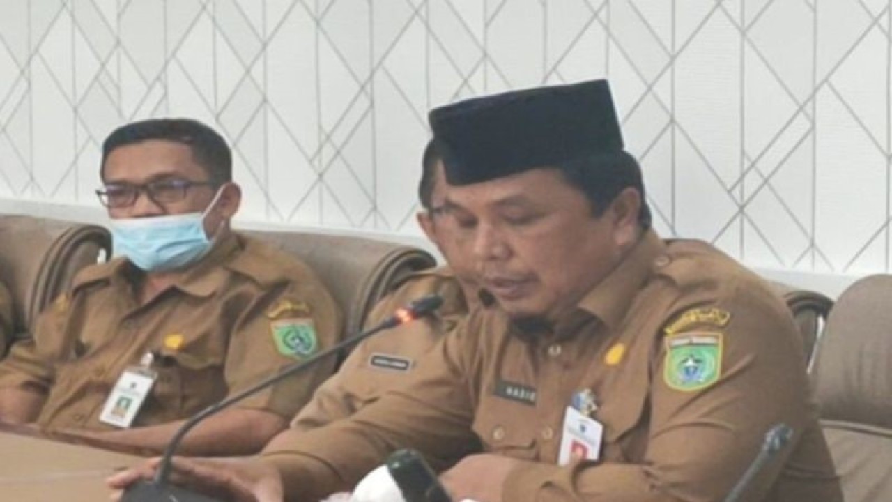 Kepala Pelaksana BPBD Tanah Bumbu Sulhadi (kanan). (Antara/Sujud)
