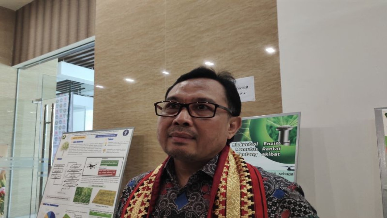 Kepala Pusat Standardisasi Instrumen Perkebunan (PSIP) Badan Standardisasi Instrumen Pertanian (BSIP) Kementerian Pertanian Republik Indonesia Syafaruddin saat memberi keterangan. Bandarlampung, Kamis (27/7/2023). ANTARA/Ruth Intan Sozometa Kanafi.