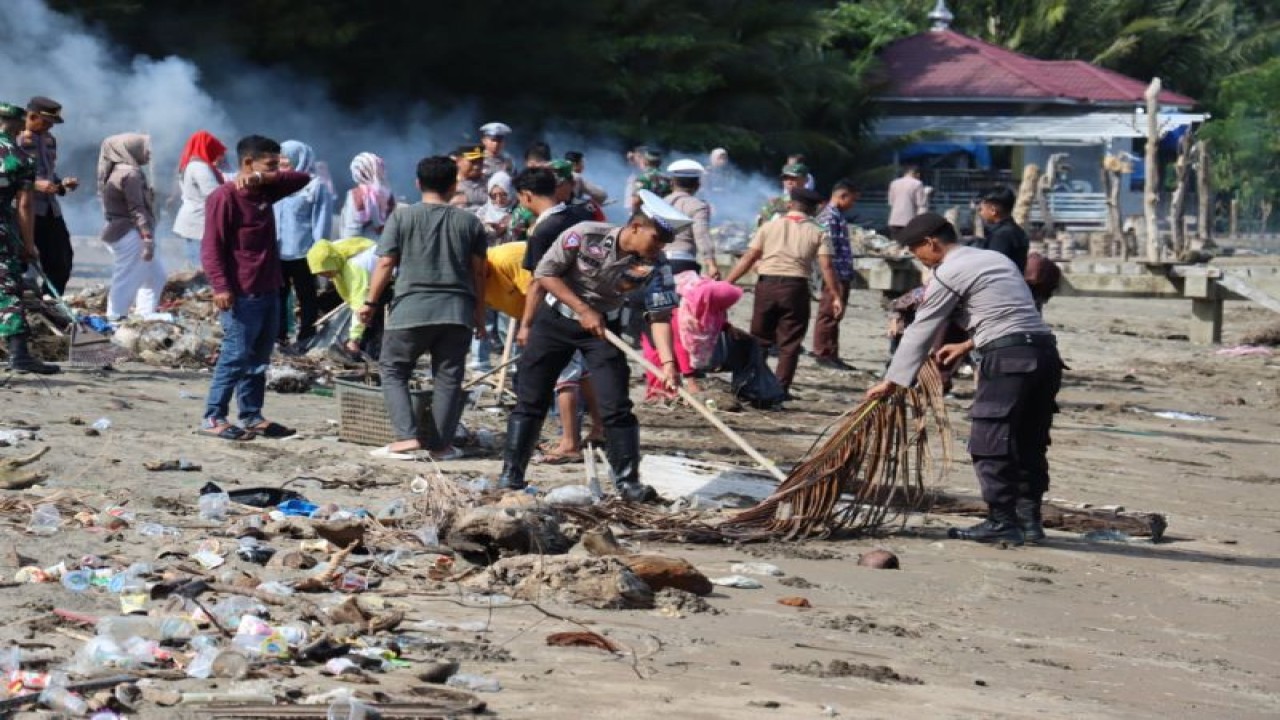 Kepolisian Resor Pasaman Barat, Sumatera Barat menggelar aksi peduli lingkungan dengan membersihkan sampah di Ruang Terbuka Hijau (RTH) Pantai Air Bangis Kecamatan Sungai Beremas dan halaman Masjid Agung Baitul Ilmi Kecamatan Pasaman, Kamis (13/7/2023). ANTARA/Altas Maulana