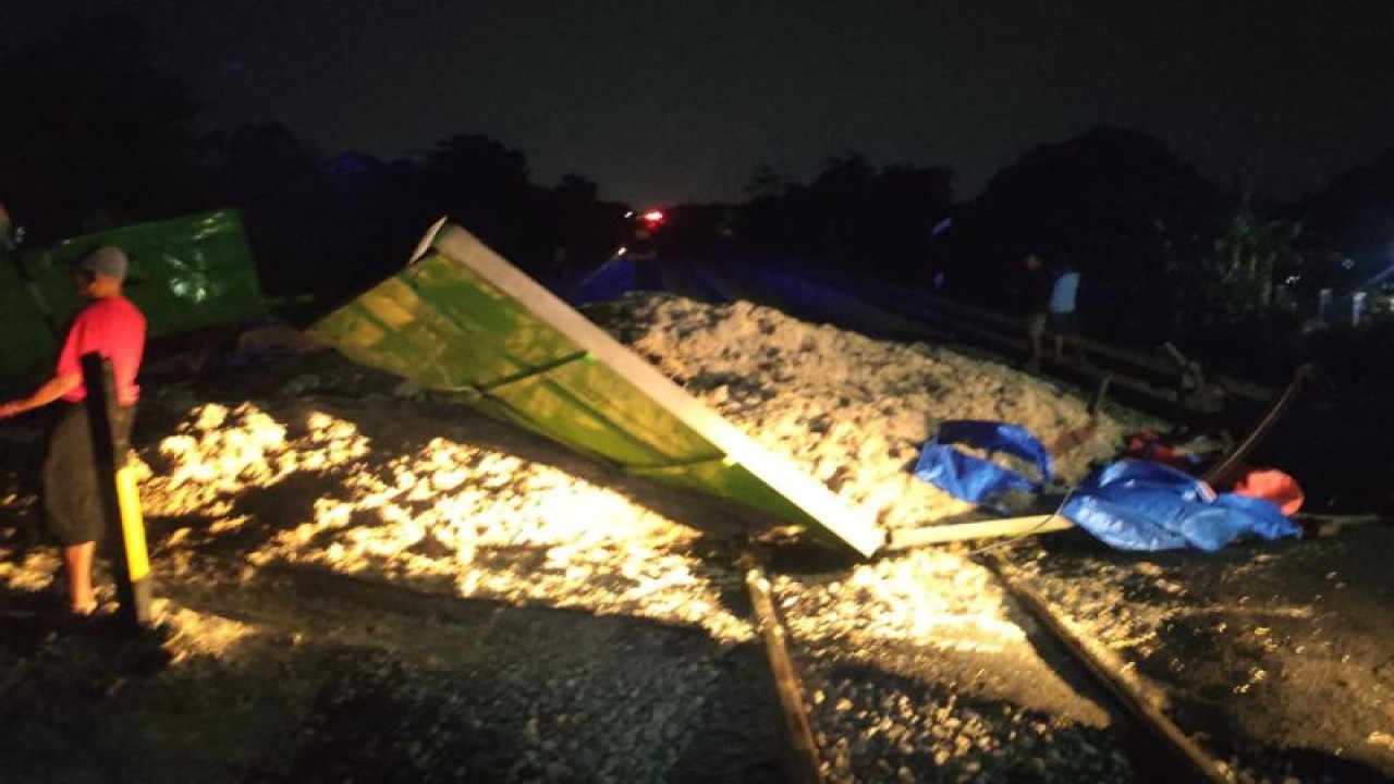 Kondisi pascakejadian KA Gajayana relasi Gambir - Malang, telah tertemper truk gandeng bermuatan ampas tebu di antara stasiun Baron - Kertosono, Jawa Timur, Senin (24/7/2023) pagi. ANTARA/ HO-Daop 7 Madiun
