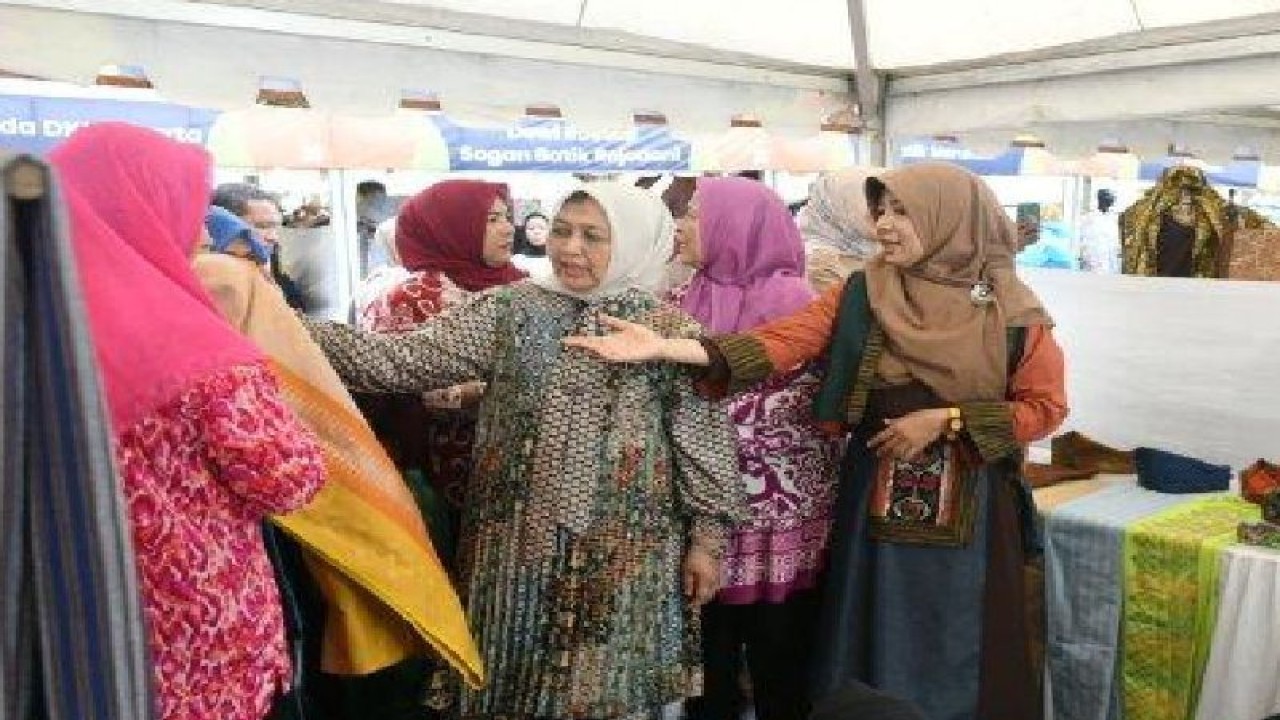 Ketua Dewan Kerajinan Nasional Daerah Sumatera Utara Nawal Lubis