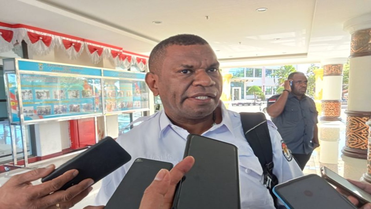 Ketua KPU Provinsi Papua Barat Paskalis Semunya saat dikonfirmasi awak media di Manokwari, Selasa. (ANTARA/Fransiskus Salu Weking)