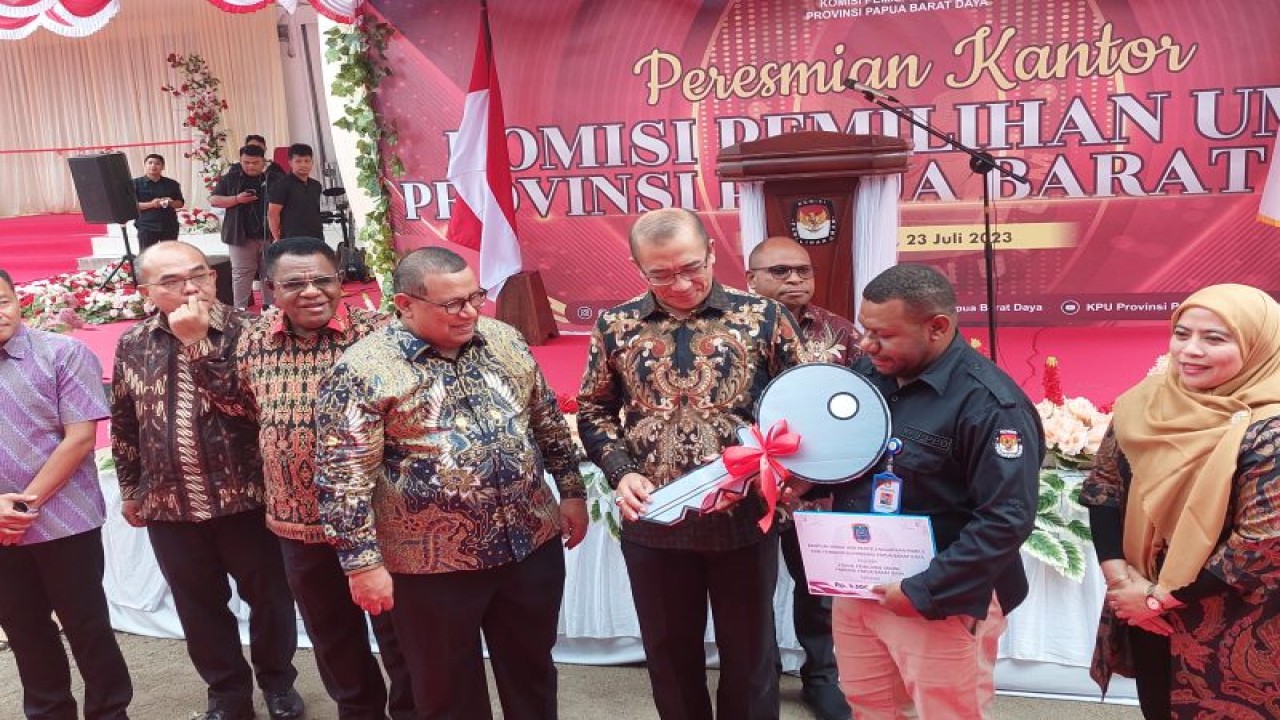Ketua KPU RI Hasyim Asy'ari serahkan kunci Kantor KPU PBD kepada Ketua KPU PBD usai diterima dari Penjabat Gubernur Papua Barat Daya Muhammad Musa'ad pada peresmian Kantor KPU PBD di Sorong, Minggu (3/7/2023). ANTARA/Yuvensius Lasa Banafanu