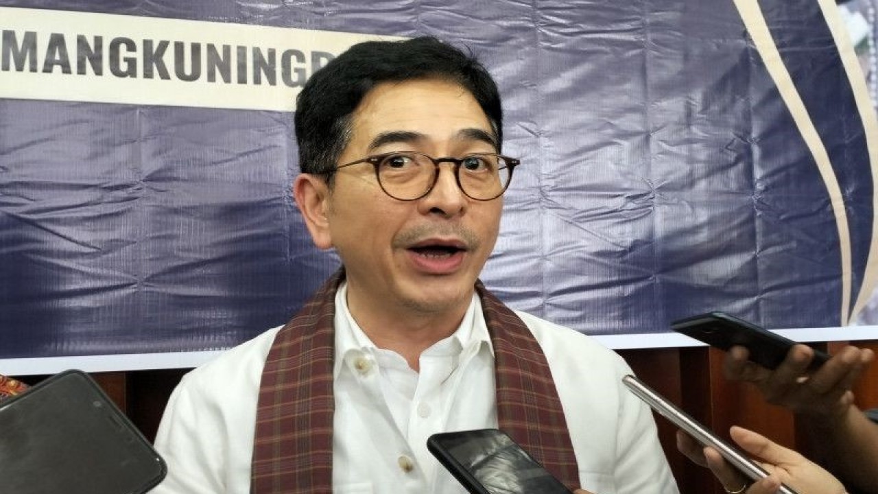Ketua Umum (Ketum) Kamar Dagang dan Industri Indonesia (Kadin) Mohammad Arsjad Rasjid Prabu Mangkuningrat saat diwawancarai awak media massa di Padang, Rabu, (12/7/2023). ANTARA/Muhammad Zulfikar.
