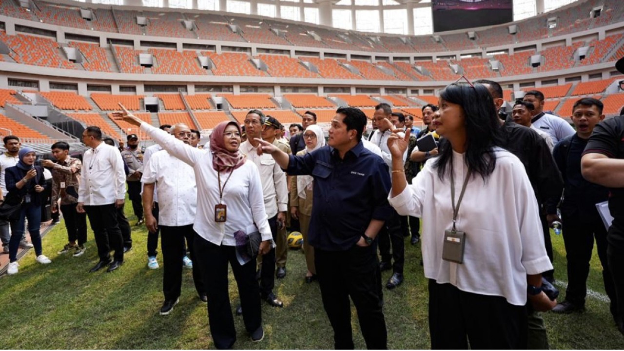 Ketum PSSI bersama sejumlah pejabat lainnya meninjau stadion JIS