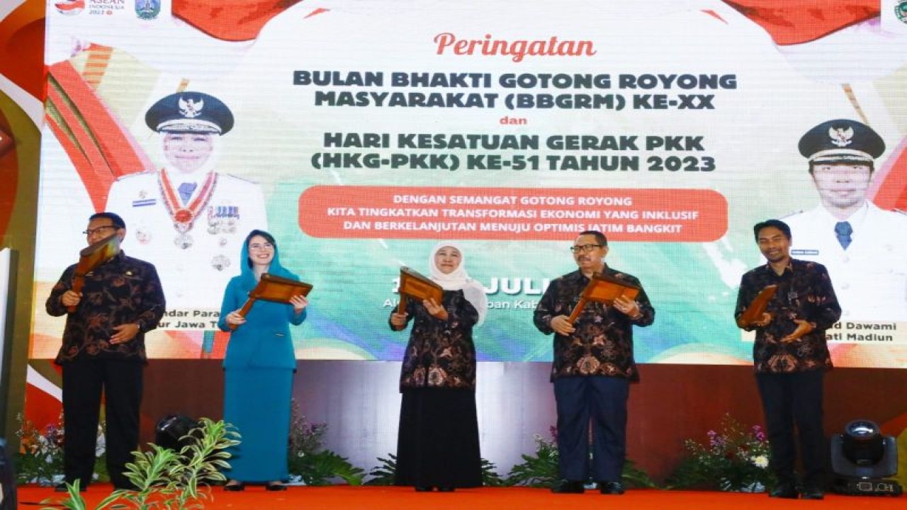 Gubernur Khofifah Indar Parawansa didampingi Ketua TP PKK Provinsi Jatim Arumi Bachsin Emil Dardak, Bupati Madiun Ahmad Dawami, dan jajaran Pemprov Jatim lainnya saat membuka puncak peringatan Bulan Bakti Gotong Royong Masyarakat (BBGRM) XX dan Hari Kesatuan Gerak (HKG) PKK Ke-51 Tahun 2023 di Pendopo Ronggo Jumeno Caruban, Kabupaten Madiun pada Minggu (16/7/2023) malam. ANTARA/HO-Biro Adpim Jatim