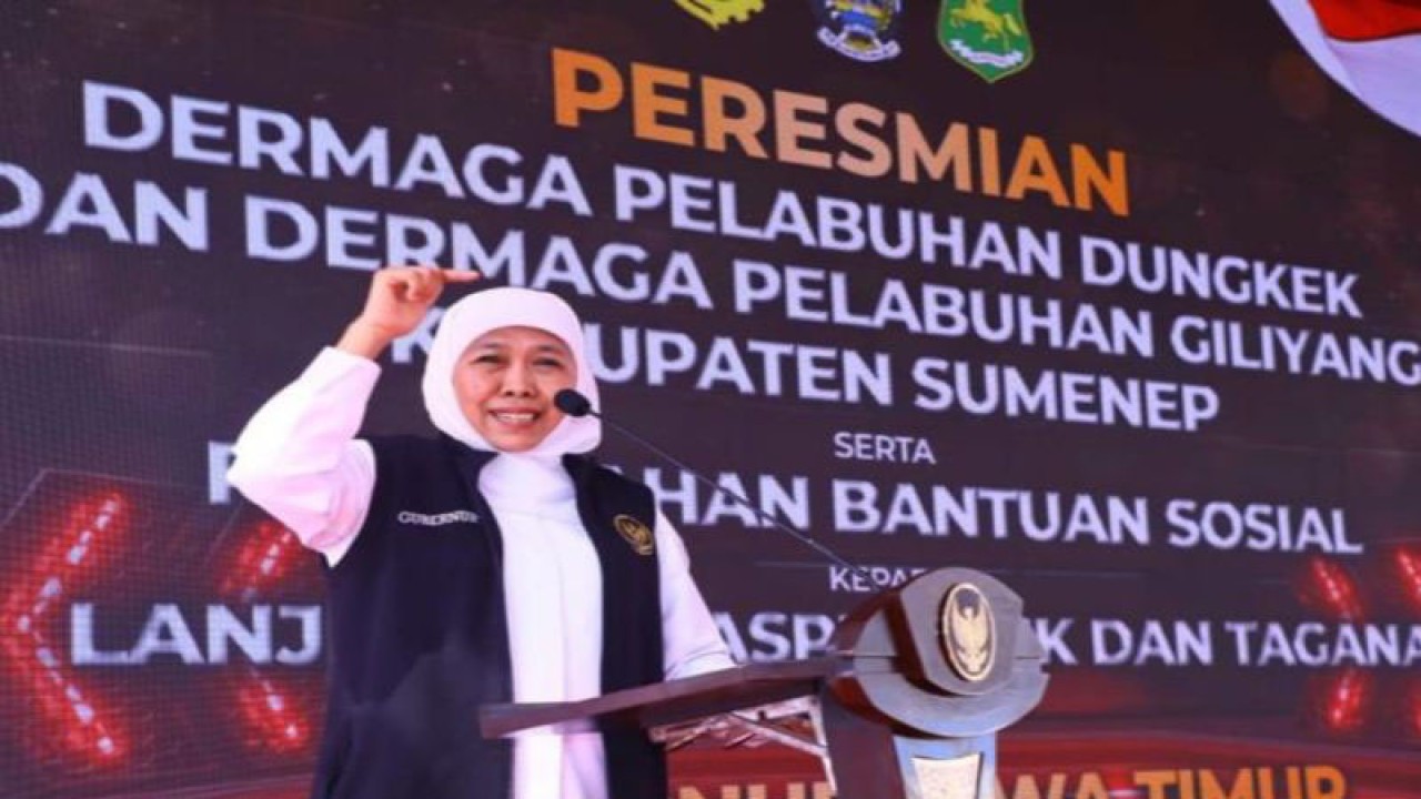 Gubernur Jatim Khofifah Indar Parawansa saat meresmikan Pelabuhan Dungkek, Sumenep, Jawa Timur, Selasa (4/7/2023). ANTARA/Slamet Hidayat