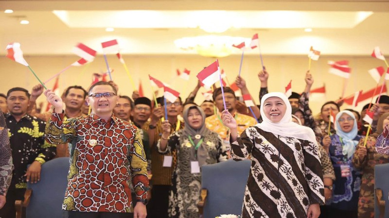 Gubernur Jawa Timur Khofifah Indar Parawansa (kanan) bersama Penjabat (Pj) Wali Kota Batu Aries Agung Paewai dalam pembukaan Diklat Teknis Peningkatan Kapasitas SDM bagi Kepala Desa Angkatan I dan II Provinsi Jawa Timur, di Kota Batu, Jawa Timur, Rabu malam (5/7/2023). (ANTARA/HO-Prokopim Setda Kota Batu)