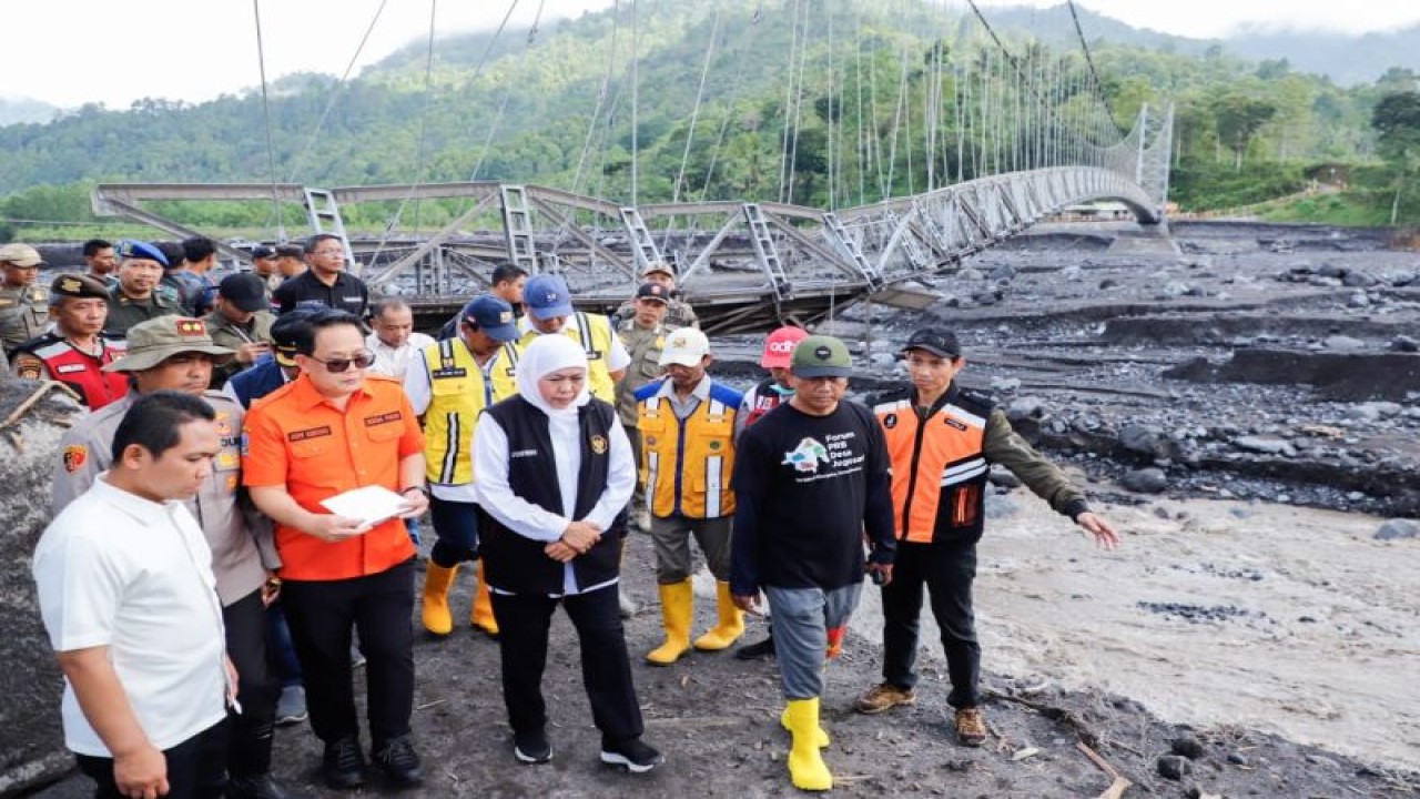 Gubernur Jawa Timur Khofifah Indar Parawansa didampingi Bupati Lumajang Thoriqul Haq meninjau jembatan yang rusak akibat diterjang banjir bandang lahar dingin Gunung Semeru di Lumajang, Minggu (9/7/2023). ANTARA/HO-Biro Adpim Pemprov Jatim