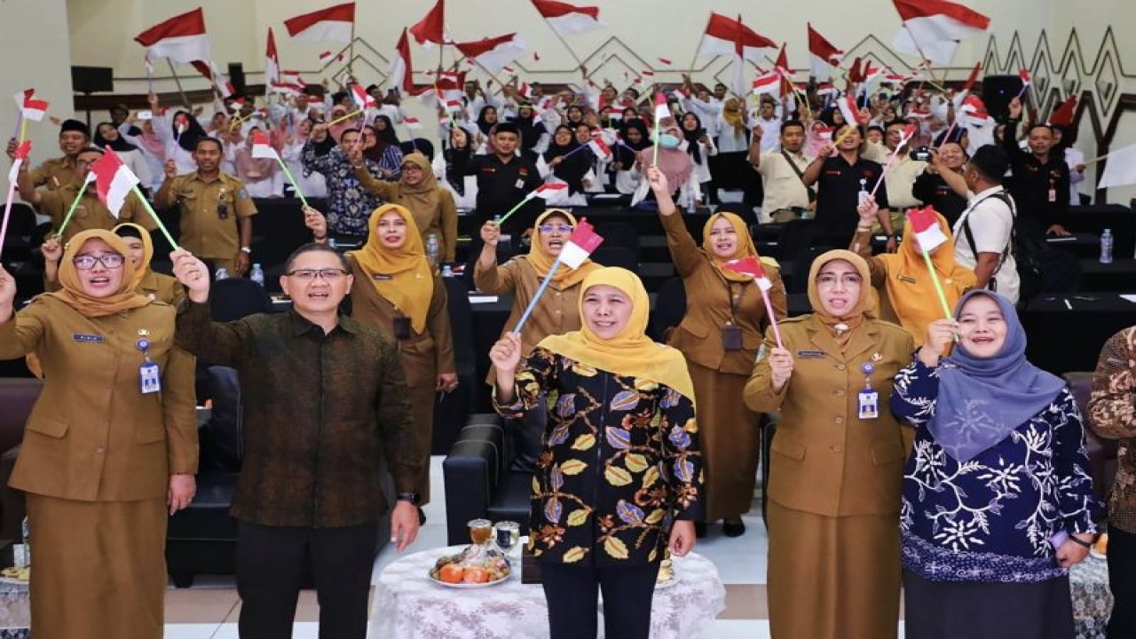 Gubernur Jawa Timur Khofifah Indar Parawansa tengah mengibarkan bendera merah putih dalam Kegiatan Peningkatan Kompetensi Guru Bahasa Daerah Jenjang SMA Tingkat Provinsi Jatim Tahun 2023, di Kota Malang, Jawa Timur, Senin malam (10/7/2023). (ANTARA/HO-Biro Adpim Jatim)