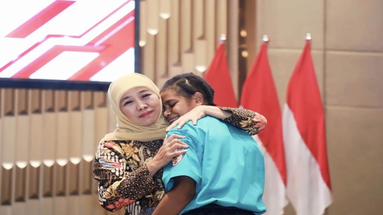 Gubernur Jawa Timur Khofifah Indar Parawansa memeluk salah satu penerima program Afirmasi Pendidikan Menengah (ADEM) Papua, di Kota Malang, Jawa Timur, Kamis malam (13/7/2023). (ANTARA/HO-Biro Adpim Jatim)