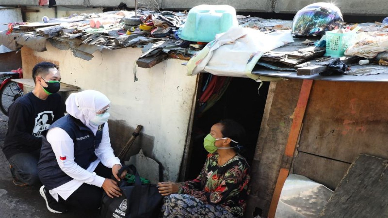 Foto Arsip - Gubernur Jatim Khofifah Indar Parawansa berbincang dengan seorang warga di Surabaya. (ANTARA/HO-Biro Adpim Jatim)