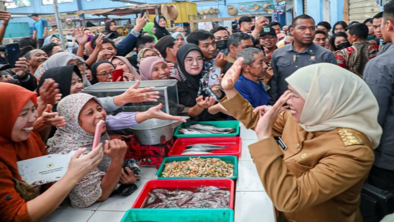 Gubernur Jatim Khofifah Indar Parawansa (kanan) menyapa para pembeli saat memantau harga kebutuhan pokok di Pasar Bululawang, Kabupaten Malang, Senin (24/7/2023). (ANTARA/HO-Biro Adpim Jatim)