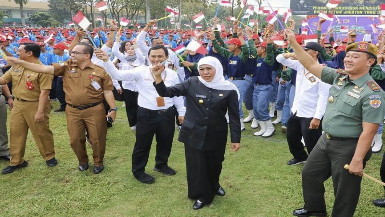 Gubernur Jawa Timur Khofifah Indar Parawansa (tengah) mengibarkan bendera Merah Putih bersama peserta Kegiatan Cinta Sekolah (KCS) 2023 Cita Garda Nawasena di Kota Batu, Jawa Timur, Senin (10/7/2023). ANTARA/HO-Biro Adpim Jatim